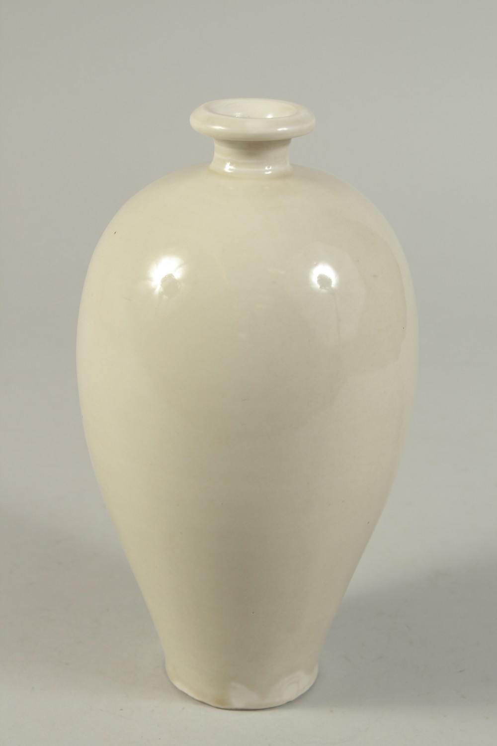 A CHINESE WHITE GLAZED DING WARE MEIPING VASE. 20.5cms high. - Image 3 of 5