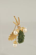 AN 18CT GOLD SCOTTISH JADE, PEARL AND DIAMIOND FLOWER BROOCH.