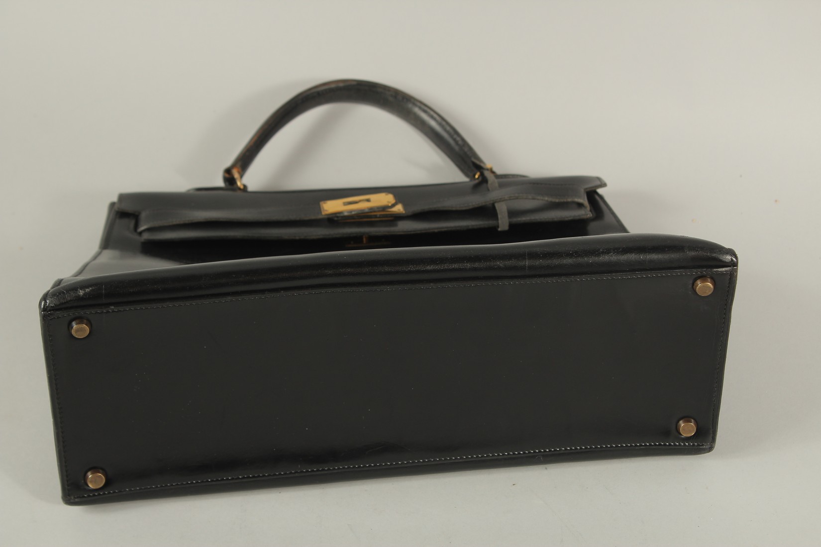 A VERY GOOD VINTAGE HERMES BLACK LEATHER BAG, 1963. 36cms long x 26cms deep x 13cms wide, with a - Image 7 of 7