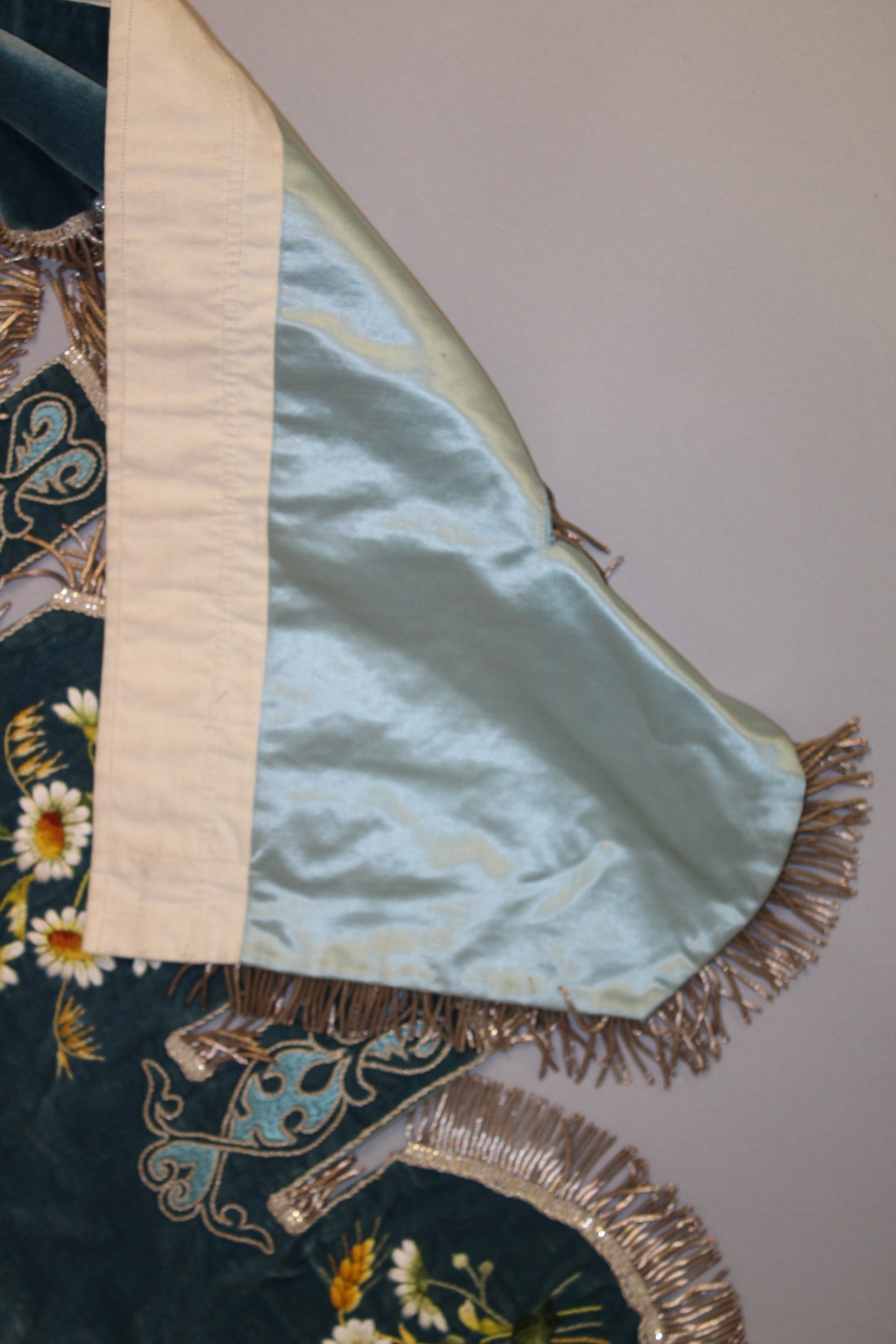 A FINELY EMBROIDERED BLUE VELVET BED HANGING. - Image 9 of 9