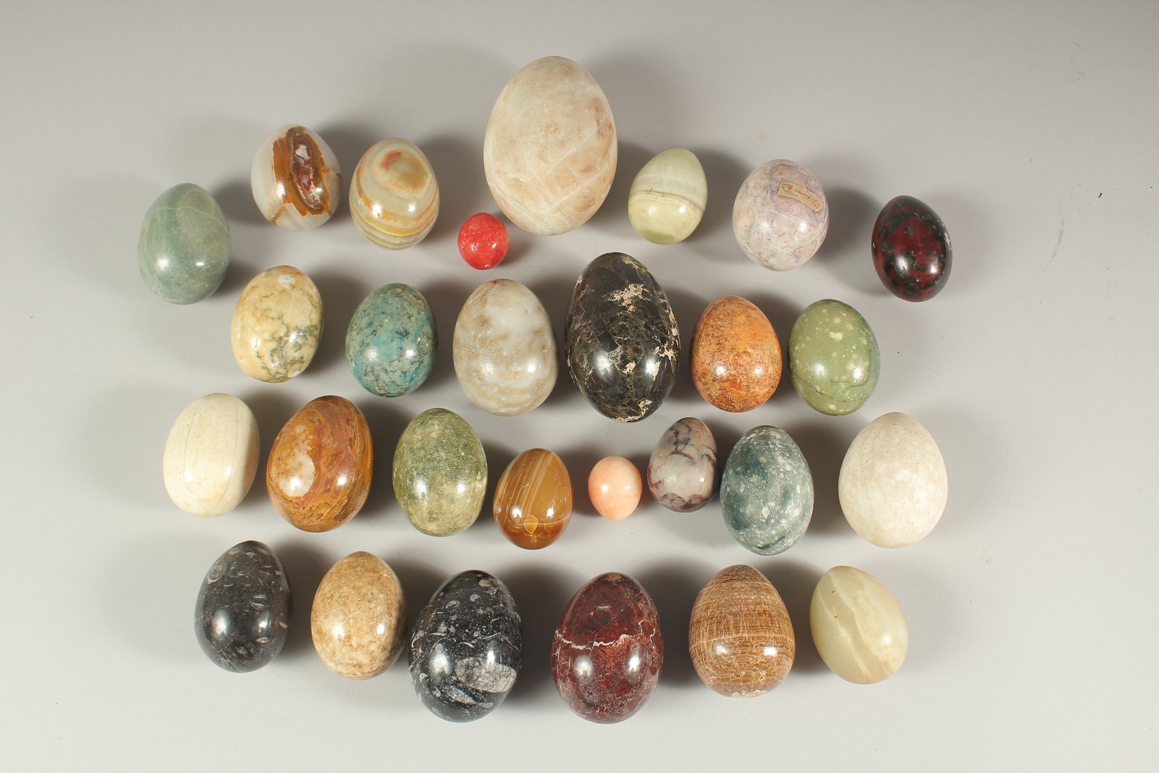 A WOODEN BOX with twenty-eight various mineral eggs. - Image 2 of 6