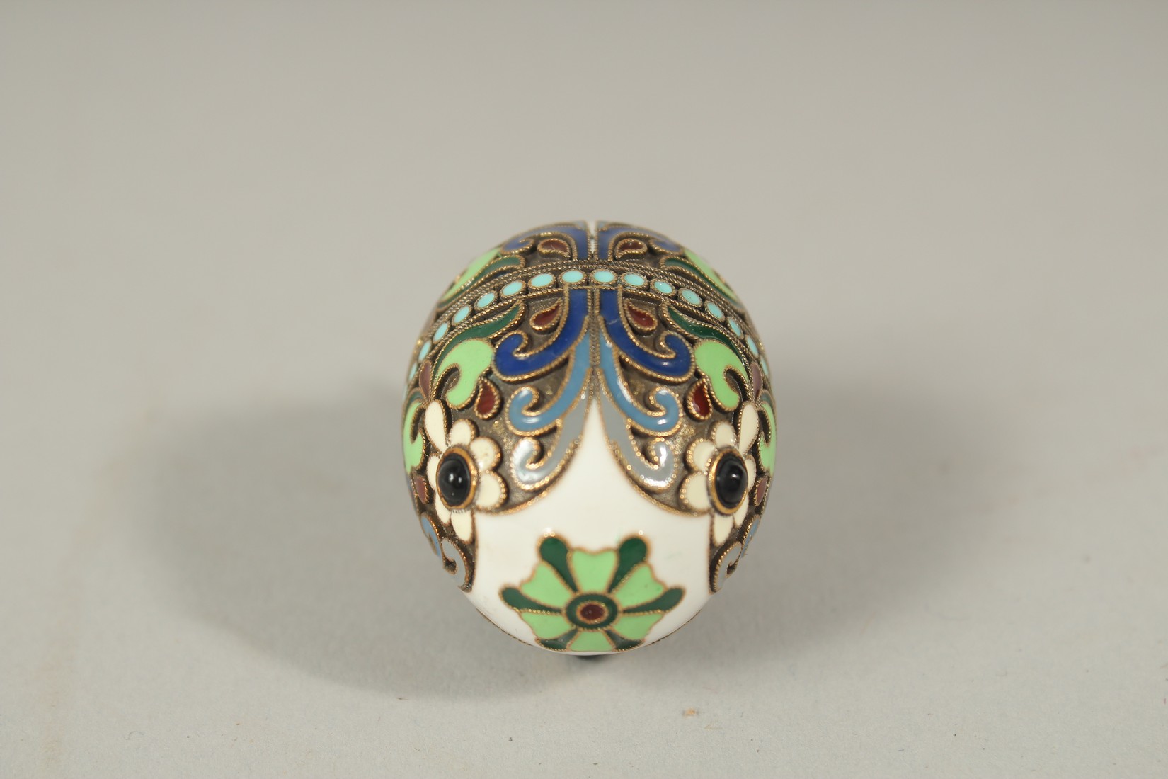 A LARGE RUSSIAN SILVER AND ENAMEL EGG PENDANT. 2.5cms. - Image 3 of 3