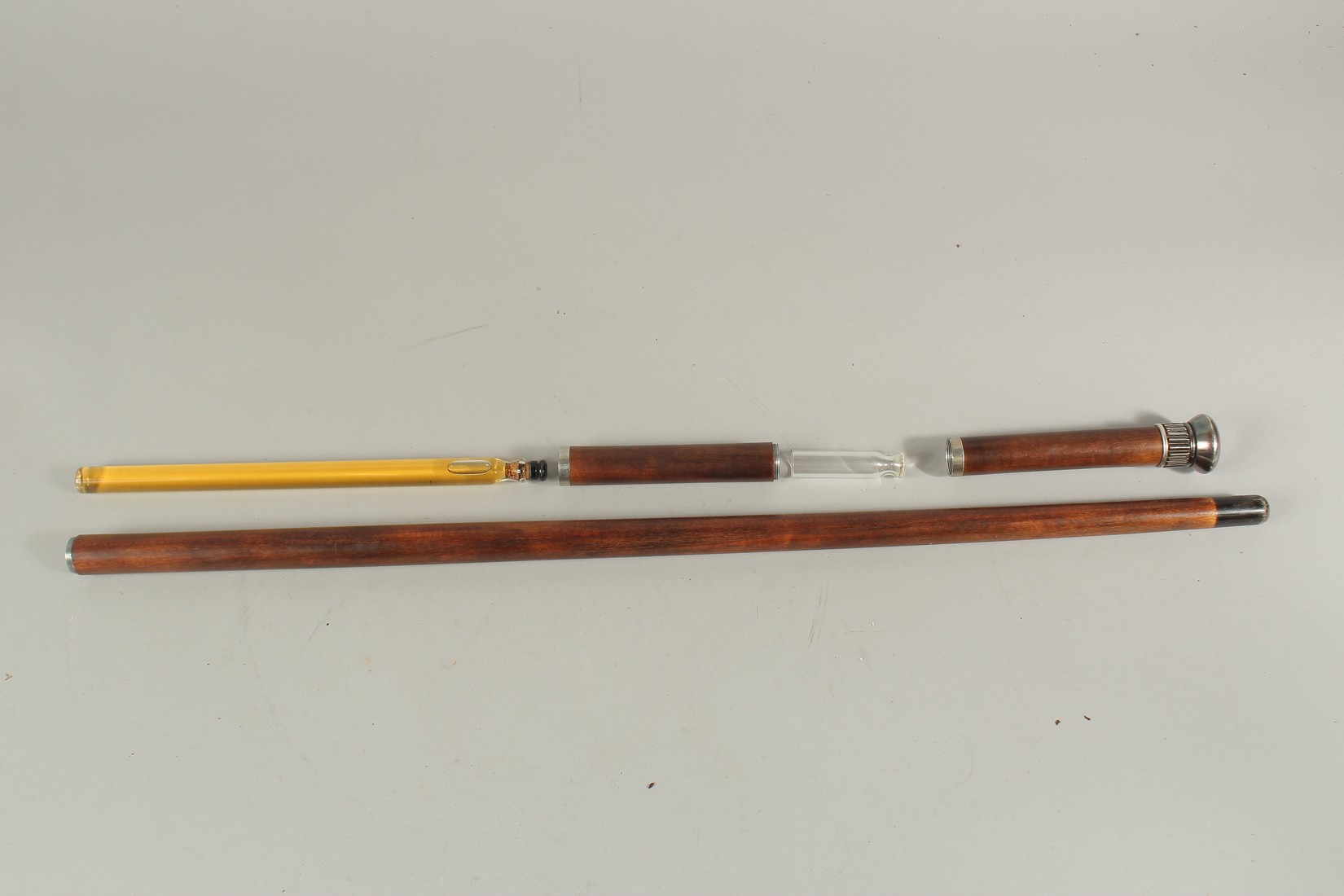 A RARE 19TH CENTURY WALKING STICK with metal top and two screw off sections revealing a long glass - Bild 2 aus 7