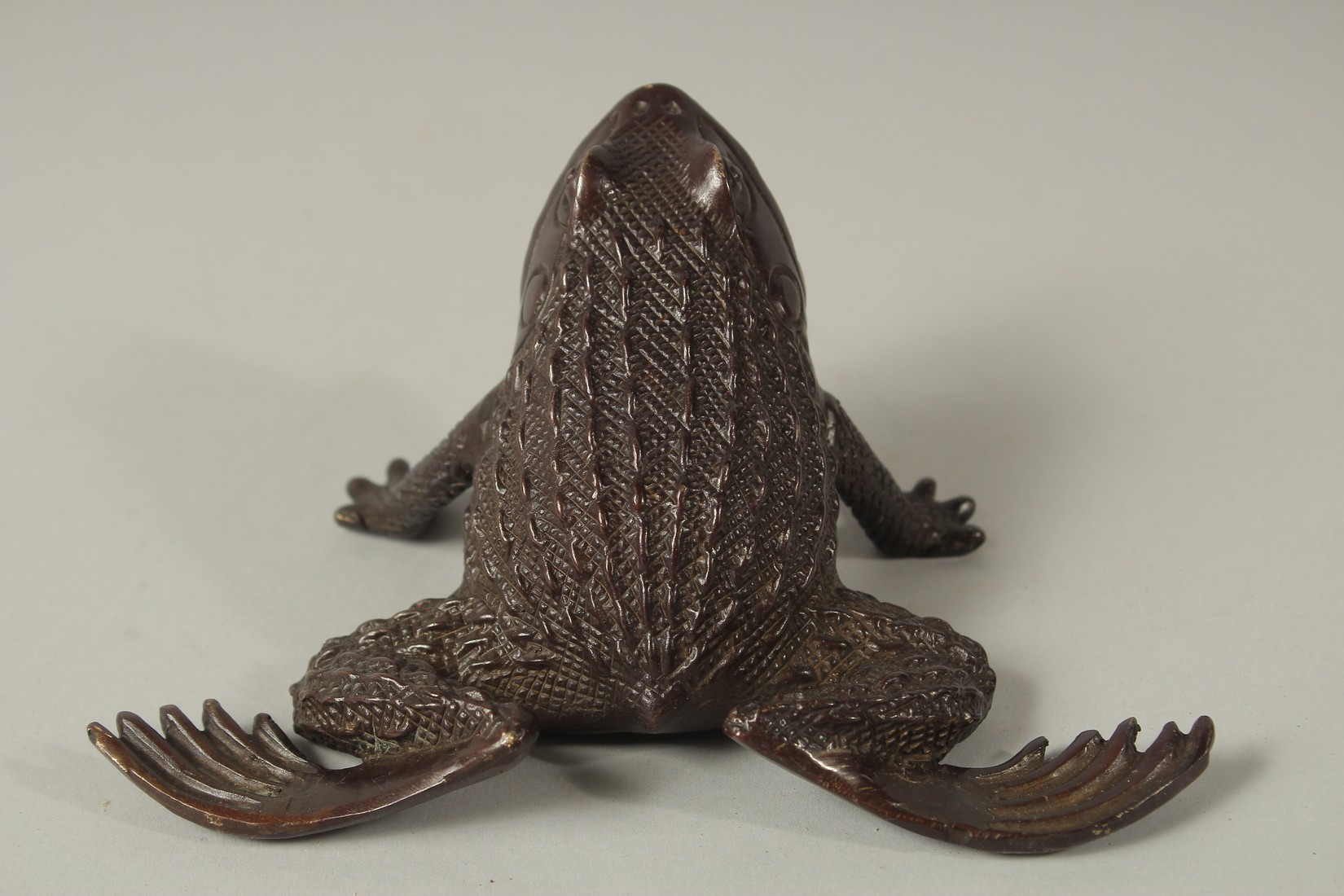 A BRONZE FROG. 16cms long. - Image 3 of 4