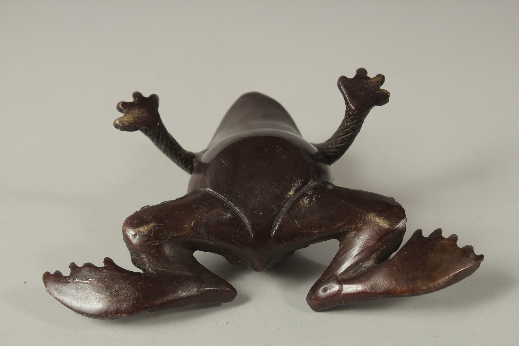 A BRONZE FROG. 16cms long. - Image 4 of 4