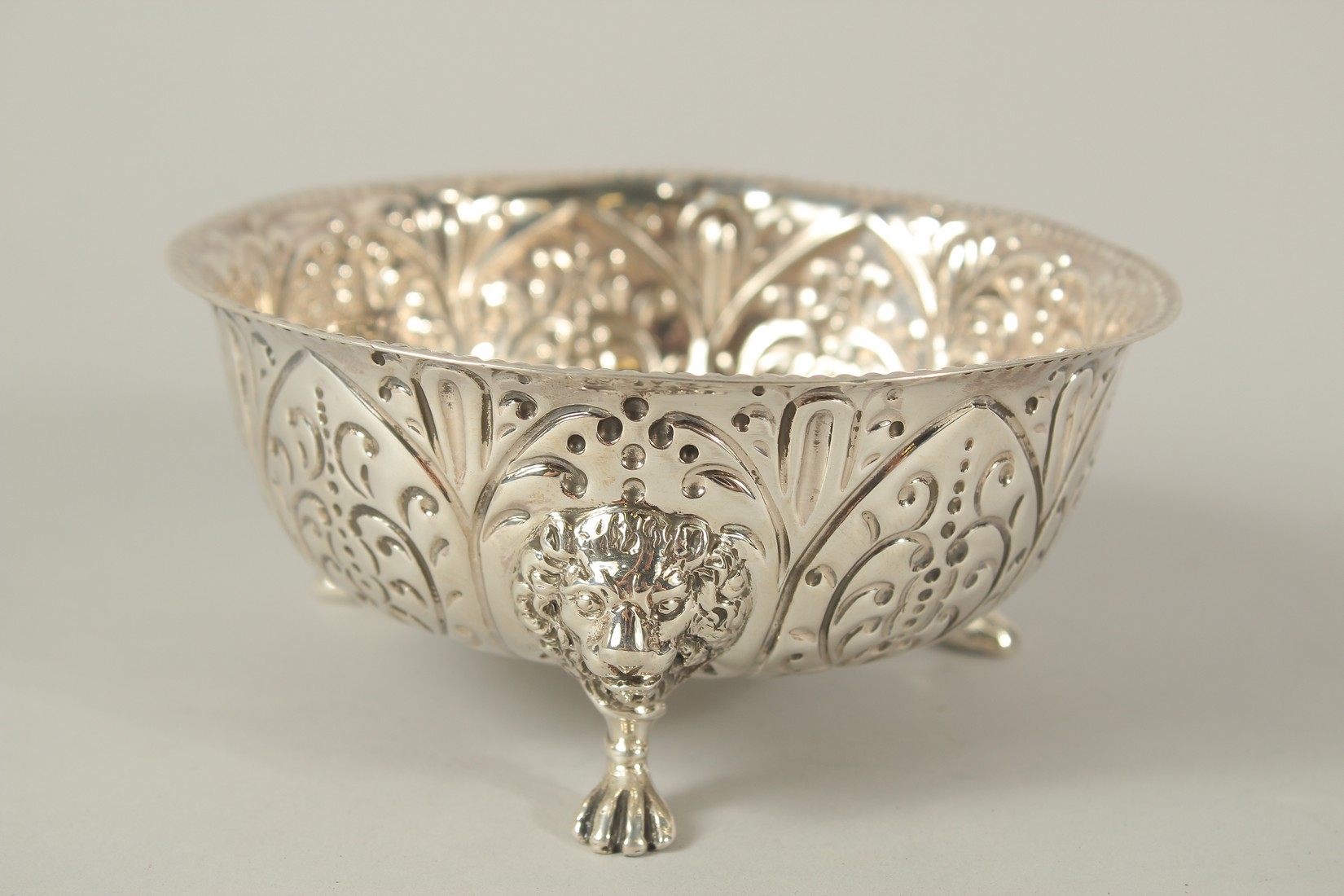A VICTORIAN CIRCULAR SUGAR BOWL with repousse decoration. 5ins diameter. London 1891. - Image 3 of 4