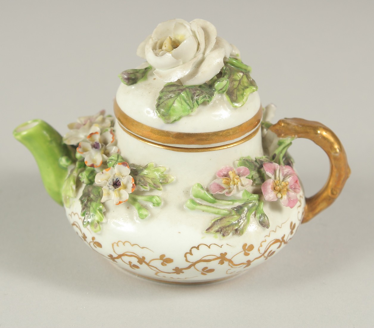 A GOOD SMALL ROCKINGHAM TEAPOT encrusted with flowers. Rockingham mark in puce. 3.5ins diameter. - Image 3 of 6