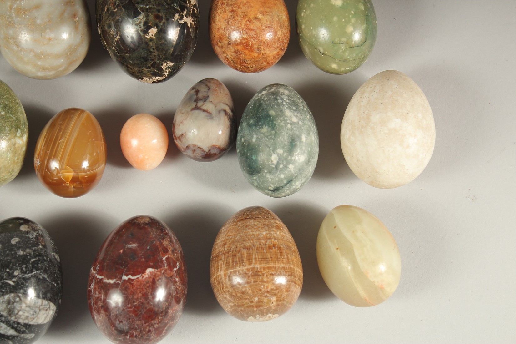 A WOODEN BOX with twenty-eight various mineral eggs. - Image 5 of 6