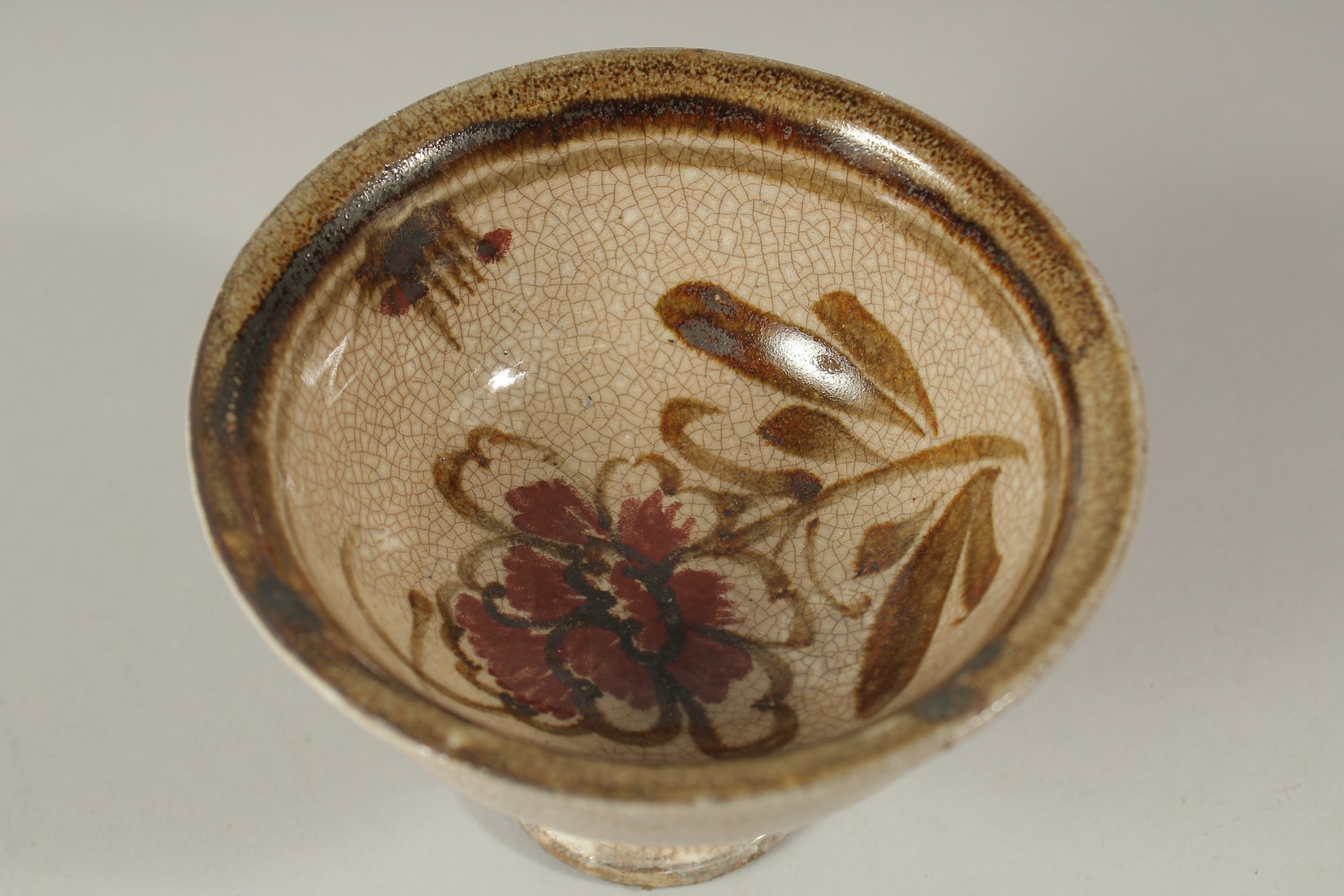 A CHINESE BROWN CRACKLE GLASS STEM CUP. - Image 2 of 3