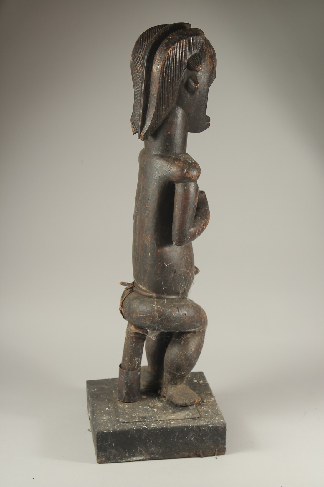 A LARGE CARVED WOOD TRIBAL SEATED FIGURE. 30ins high. - Image 2 of 4