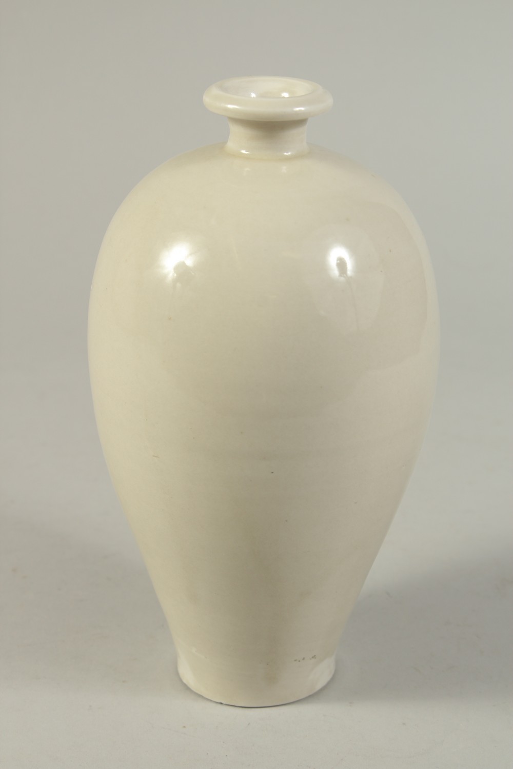 A CHINESE WHITE GLAZED DING WARE MEIPING VASE. 20.5cms high. - Image 2 of 5
