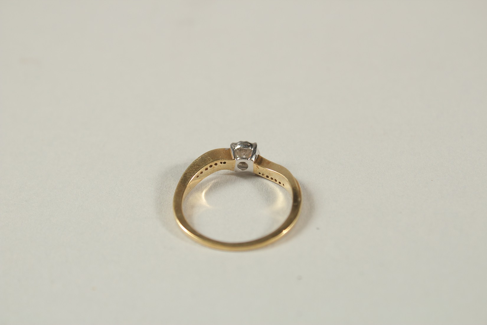 A 9CT YELLOW GOLD SOLITAIRE-STYLE RING SET WITH 0.22 RBC DIAMONDS IN TOTAL, in a twist-style - Image 5 of 5