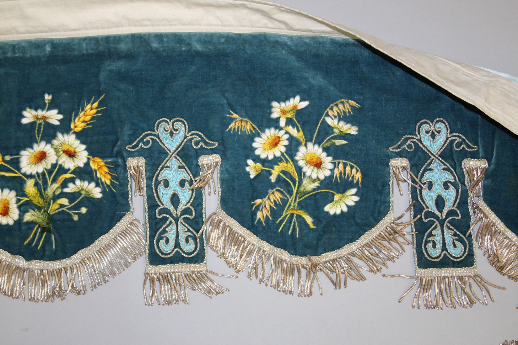 A FINELY EMBROIDERED BLUE VELVET BED HANGING. - Image 7 of 9