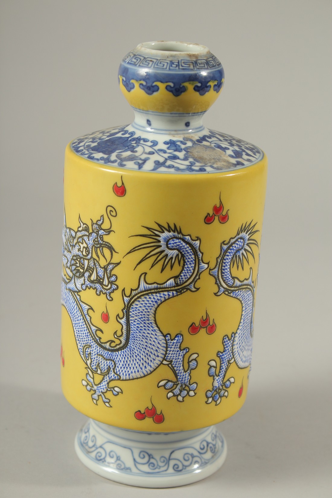 A CHINESE PORCELAIN YELLOW GROUND VASE decorated with dragons. 21cms high. - Image 4 of 4