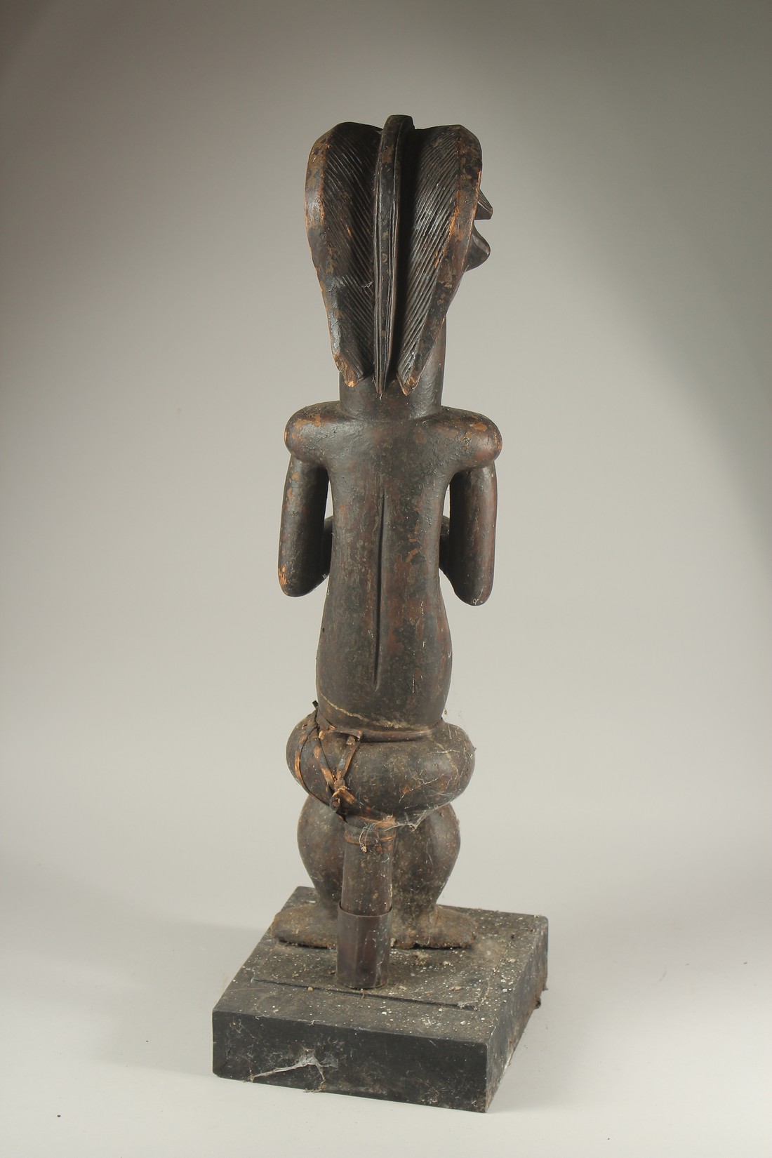 A LARGE CARVED WOOD TRIBAL SEATED FIGURE. 30ins high. - Image 3 of 4