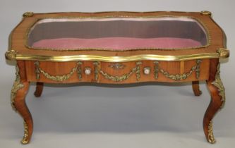 A LOUIS XVITH STYLE KINGWOOD AND ORMOLU TABLE VITRINE with glass top. 3ft 7ins long x 2ft 1ins