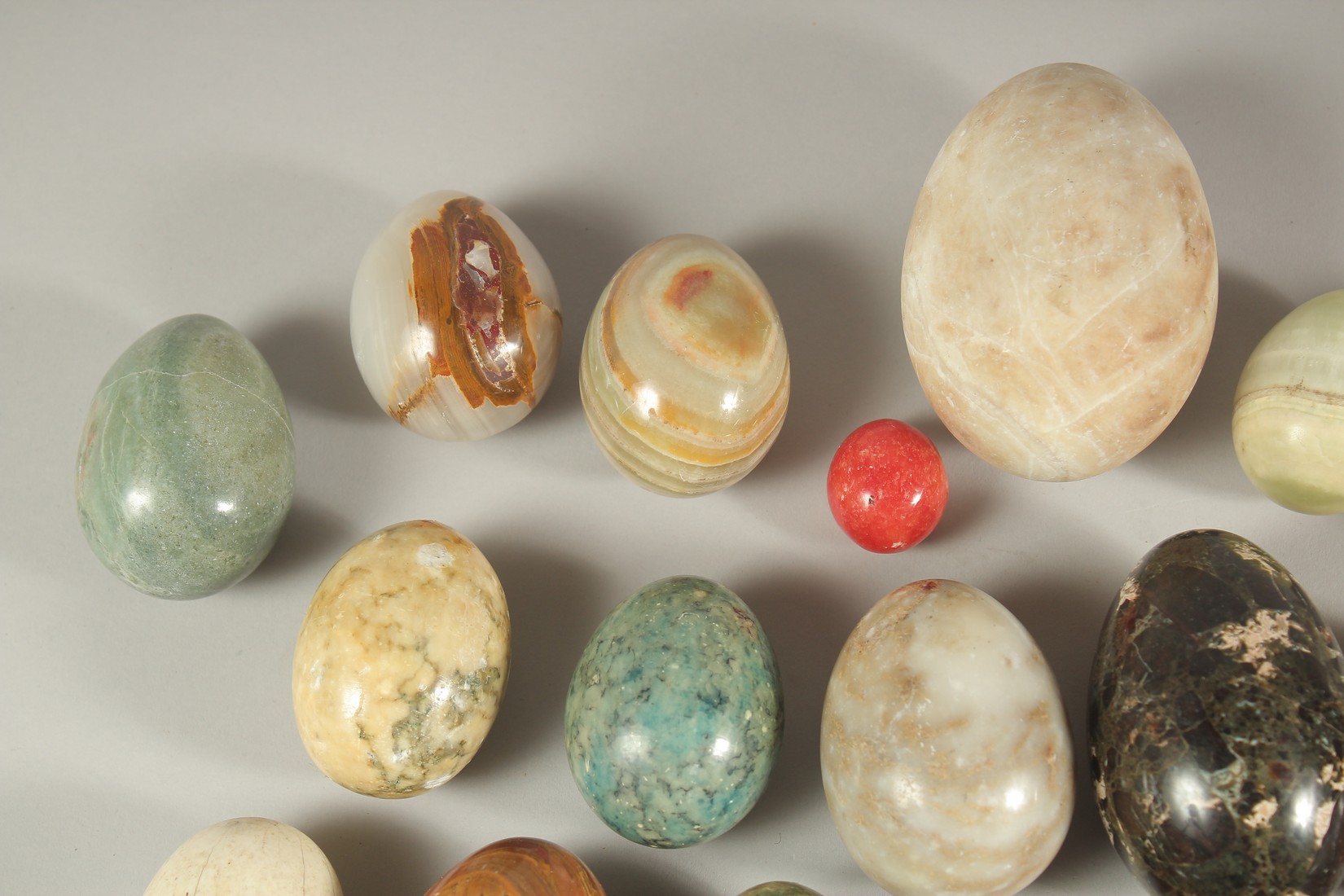 A WOODEN BOX with twenty-eight various mineral eggs. - Image 3 of 6