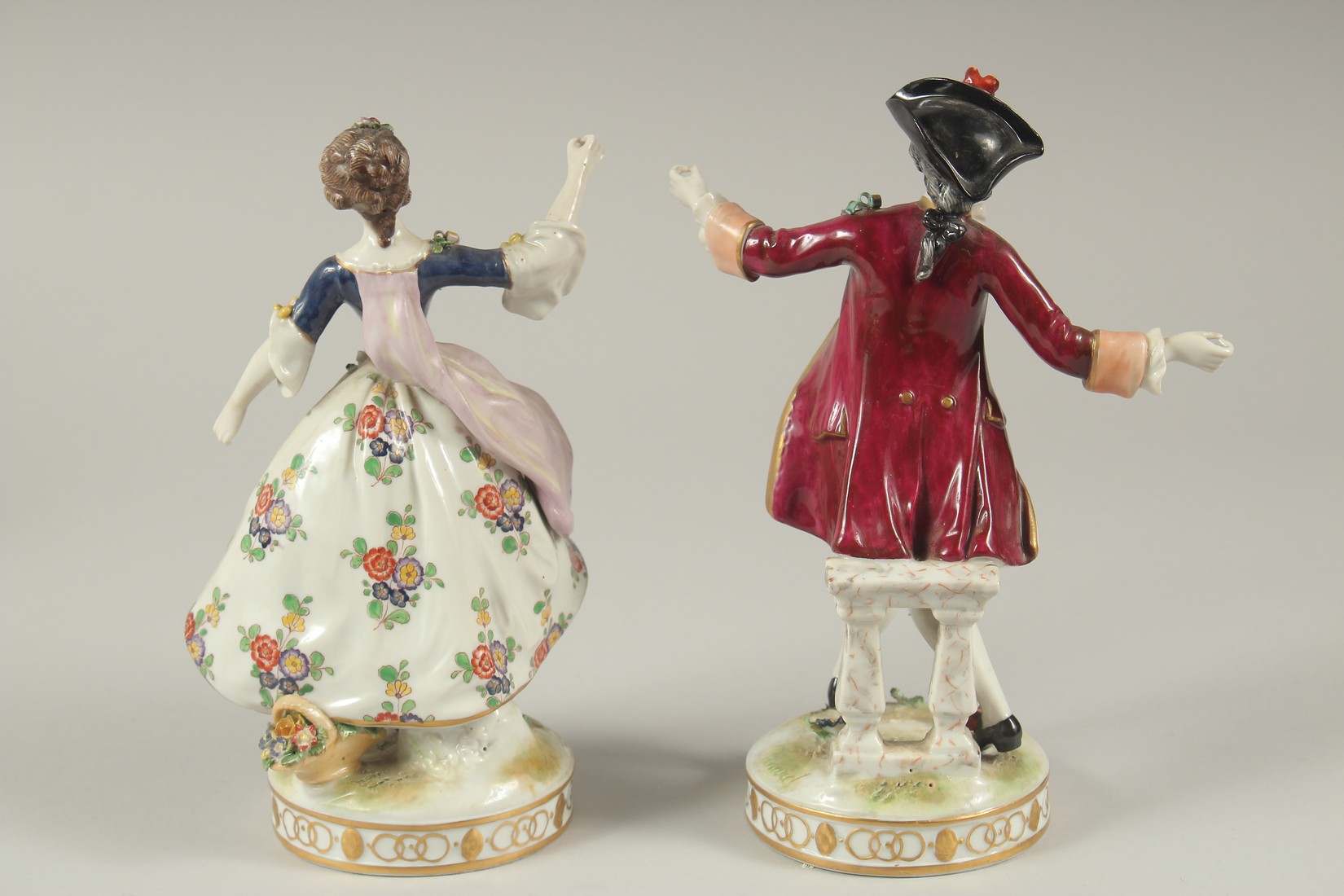 A GOOD PAIR OF PORCELAIN FIGURES OF A GALLANT AND LADY DANCING, on circular bases. 9ins high. - Image 4 of 7