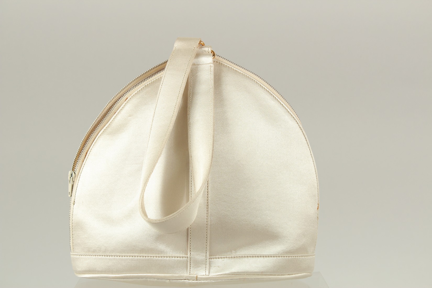 A RENAUD PELLEGRINO, PARIS, WHITE SILK BAG with carrying handles. 20cms long x 18cms high. - Image 2 of 3