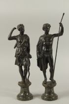 GRAND TOUR BRONZES. A VERY GOOD PAIR OF CLASSICAL BRONZE FIGURES of a man carrying a staff and a