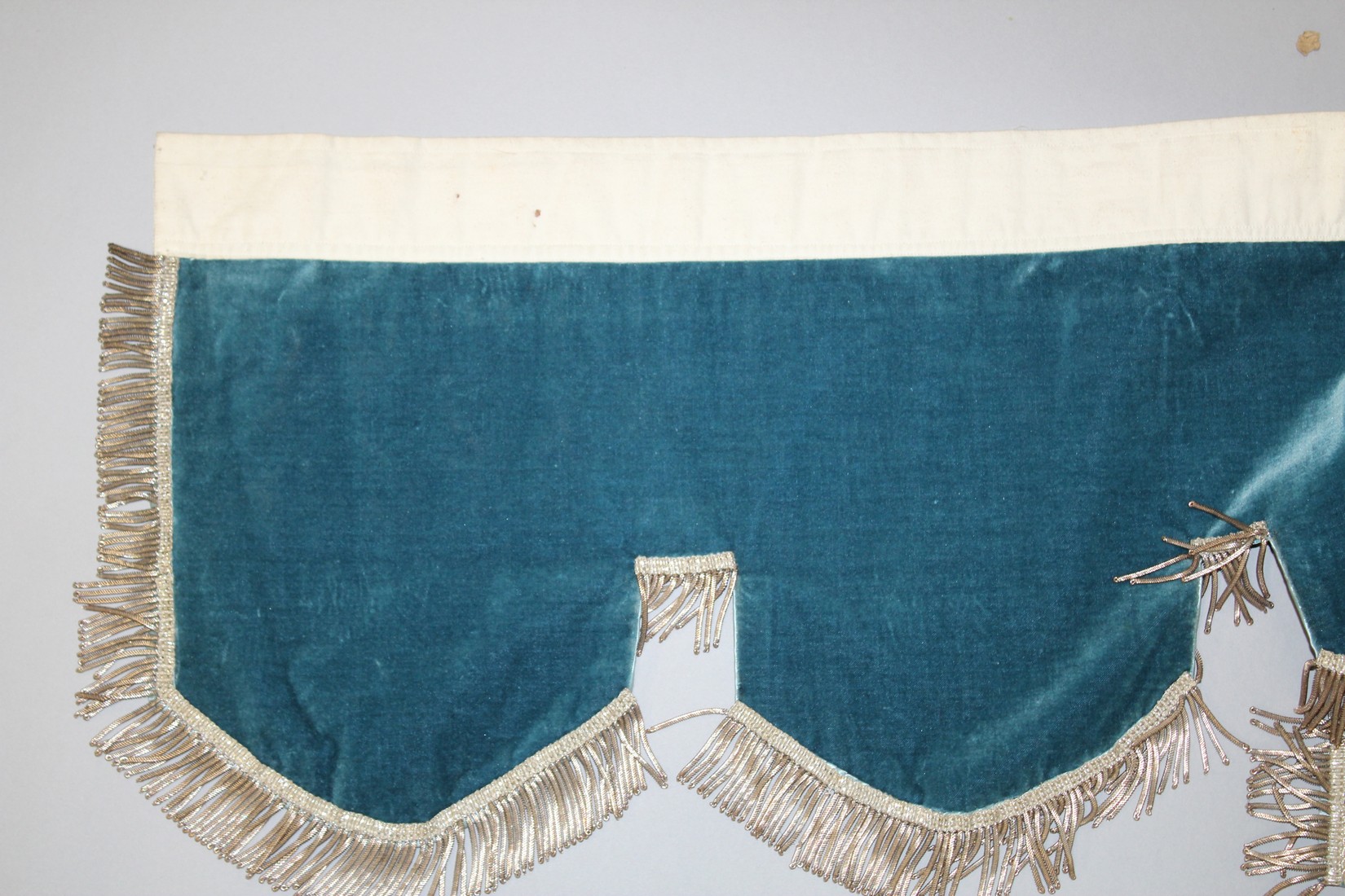 A FINELY EMBROIDERED BLUE VELVET BED HANGING. - Image 5 of 9