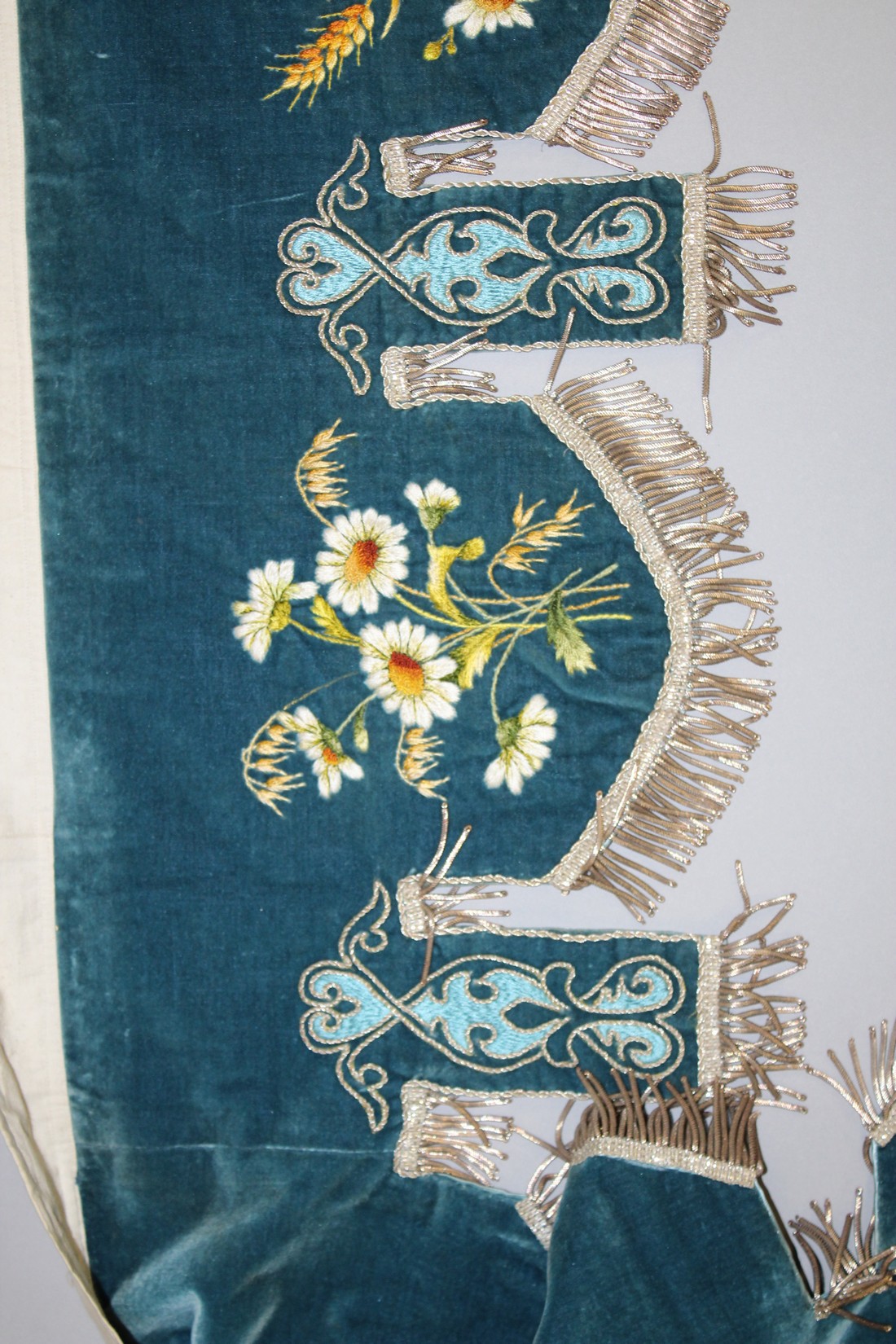 A FINELY EMBROIDERED BLUE VELVET BED HANGING. - Image 4 of 9
