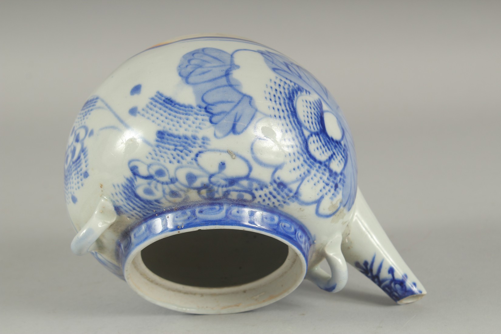 A BLUE AND WHITE PORCELAIN TEAPOT. - Image 7 of 8