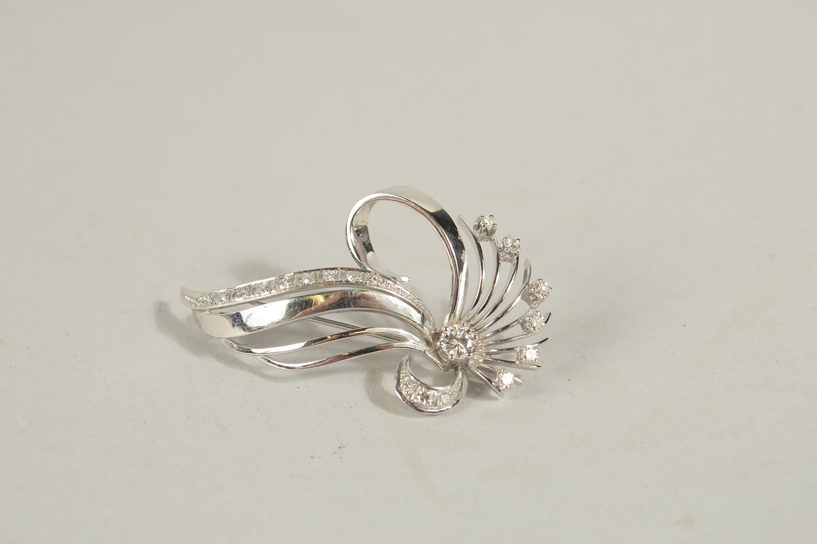 A GOOD 18CT WHITE GOLD DIAMOND SET FLORAL BROOCH.