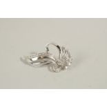 A GOOD 18CT WHITE GOLD DIAMOND SET FLORAL BROOCH.