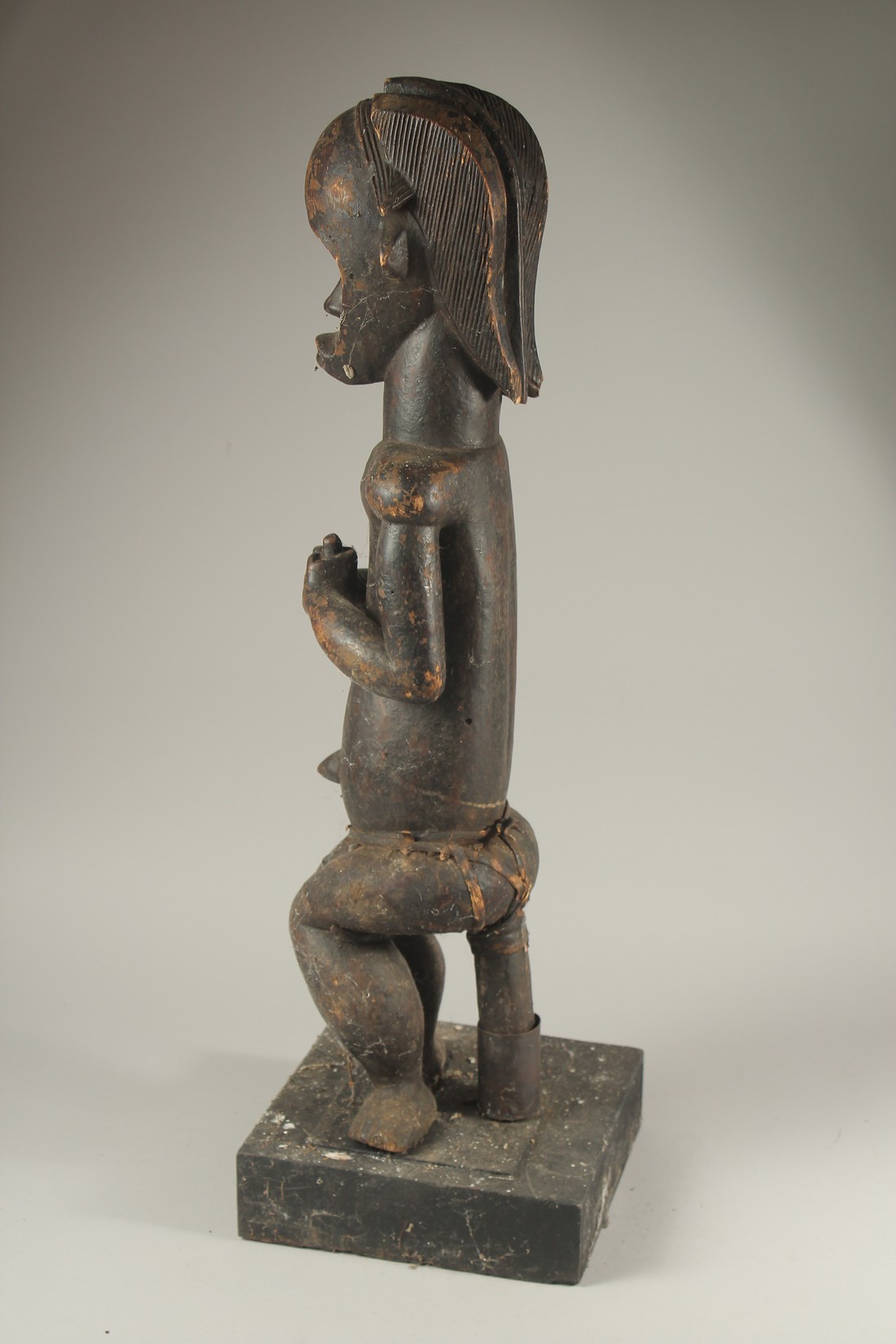 A LARGE CARVED WOOD TRIBAL SEATED FIGURE. 30ins high. - Image 4 of 4