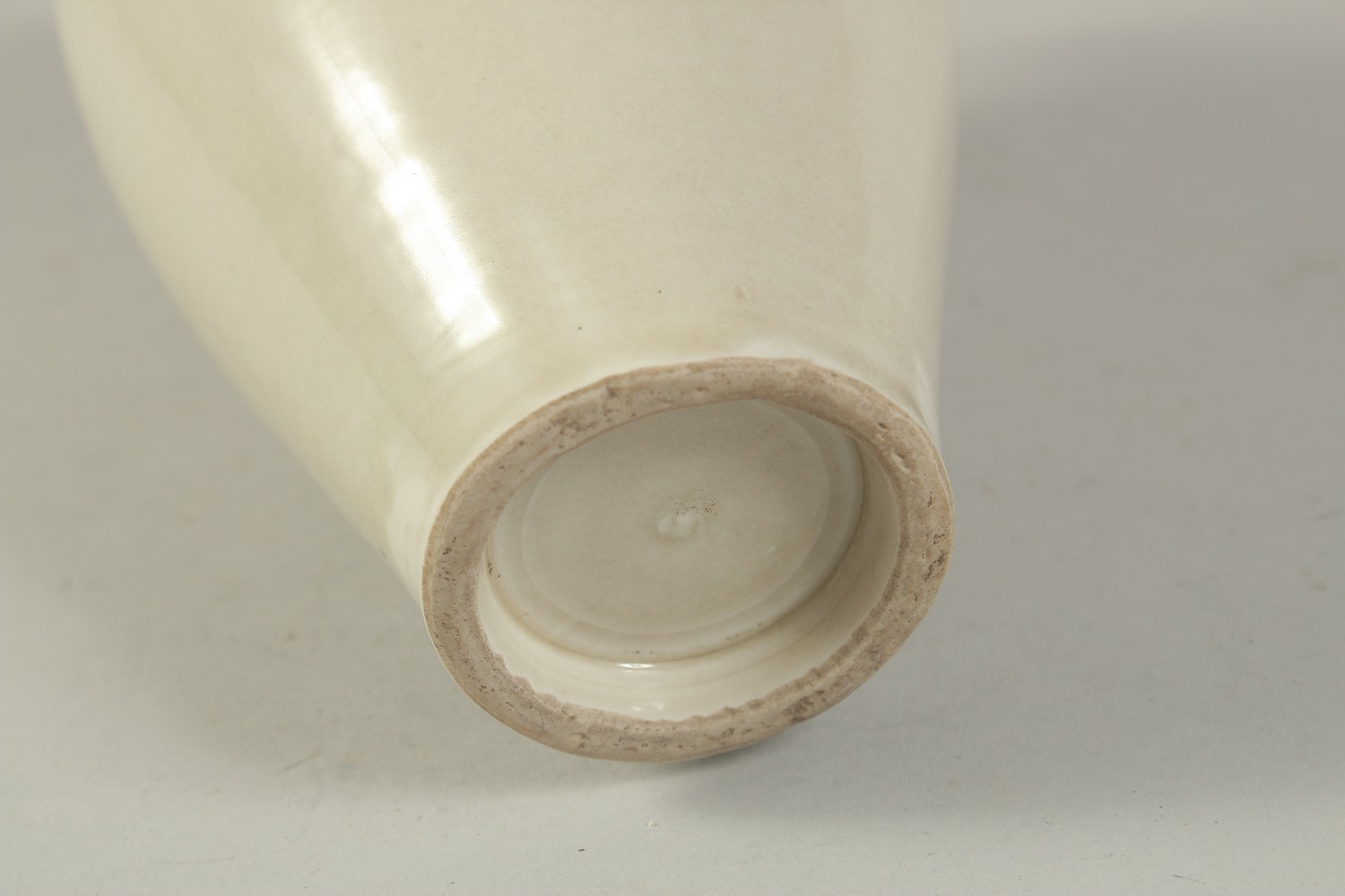A CHINESE WHITE GLAZED DING WARE MEIPING VASE. 20.5cms high. - Image 5 of 5