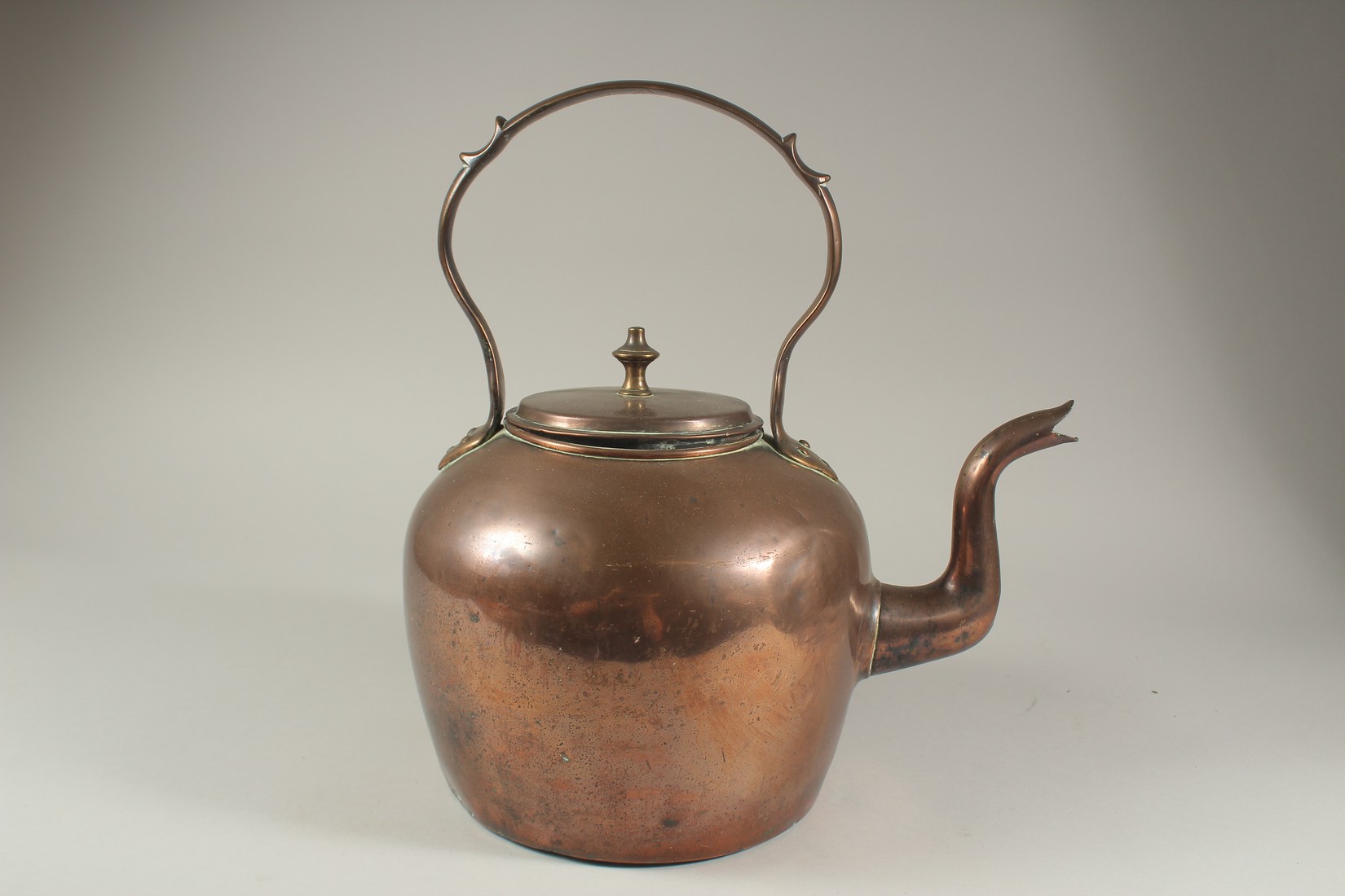 A LARGE COPPER KETTLE. - Image 3 of 4