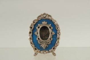 A SMALL RUSSIAN SILVER AND BLUE ENAMEL OVAL PHOTO FRAME. 7cms high. Maker: Head 84.