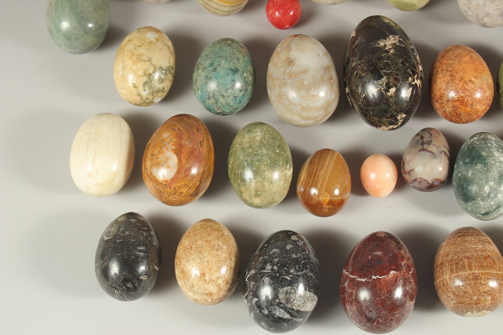 A WOODEN BOX with twenty-eight various mineral eggs. - Image 6 of 6