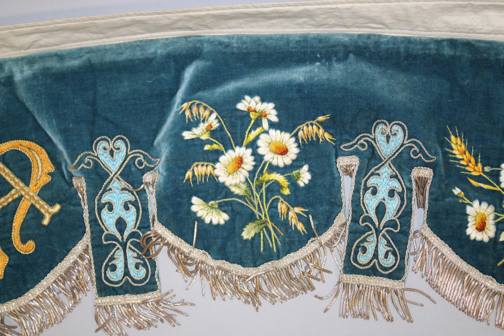 A FINELY EMBROIDERED BLUE VELVET BED HANGING. - Image 6 of 9