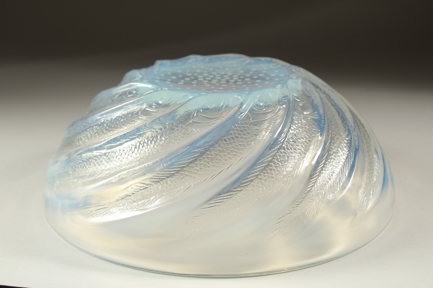 A LALIQUE CIRCULAR BOWL with spiral of fishes. 9.5cms diameter. Etched: R. Lalique, France. - Image 3 of 4