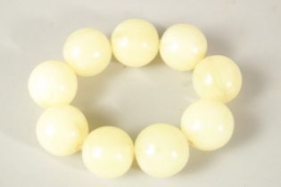 A JADE STYLE BEADED BRACELET.