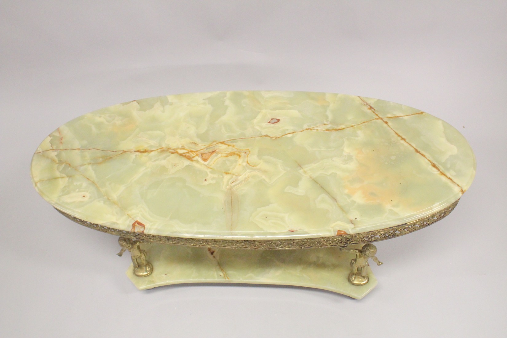 A GOOD ONYX AND GILT METAL OVAL COFFEE TABLE with classical supports and under tier. 4ft long x - Bild 4 aus 4