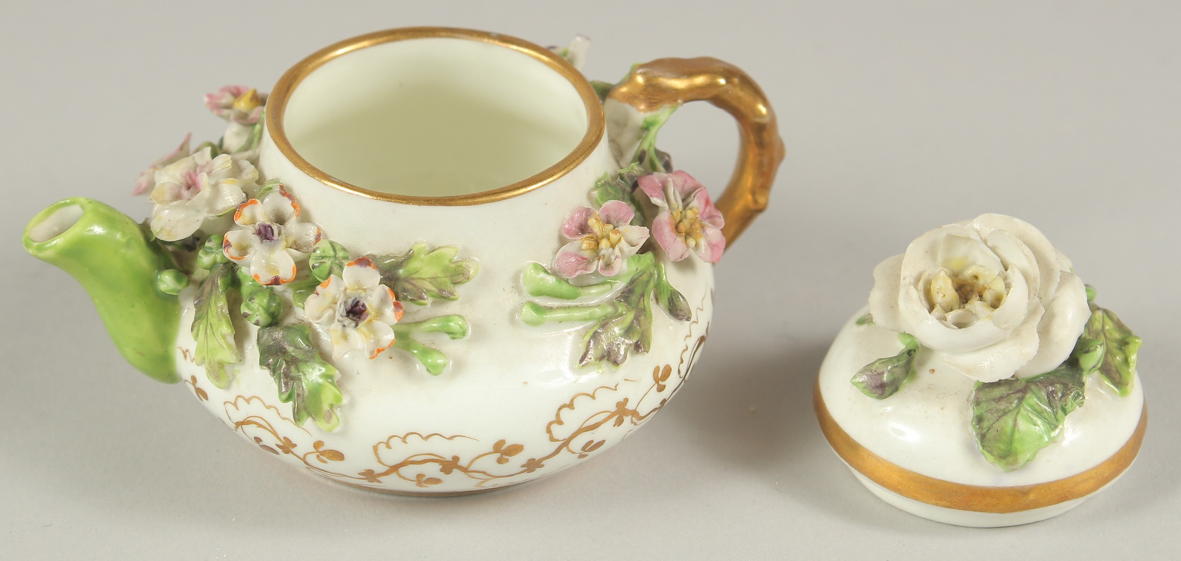 A GOOD SMALL ROCKINGHAM TEAPOT encrusted with flowers. Rockingham mark in puce. 3.5ins diameter. - Image 5 of 6