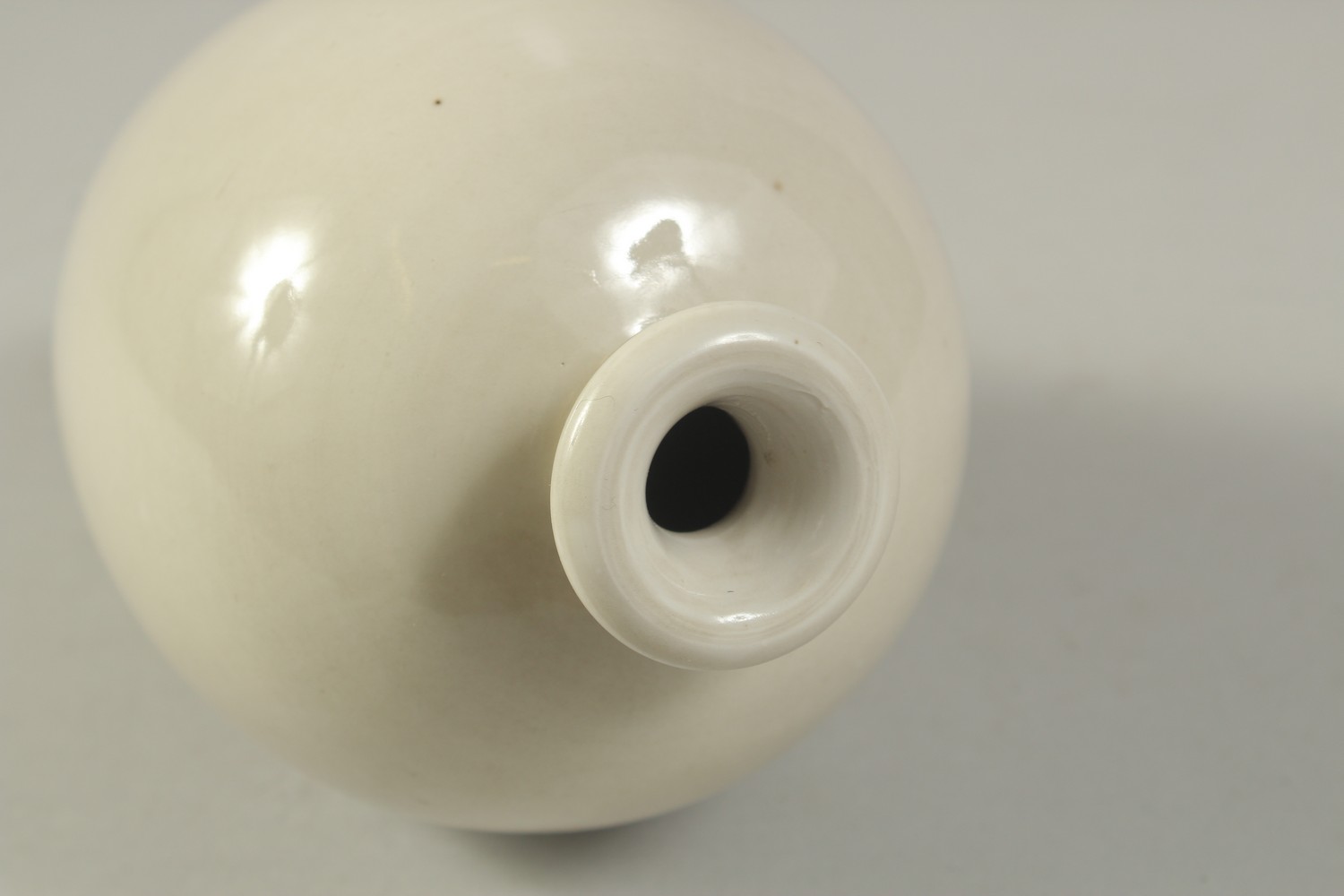 A CHINESE WHITE GLAZED DING WARE MEIPING VASE. 20.5cms high. - Image 4 of 5