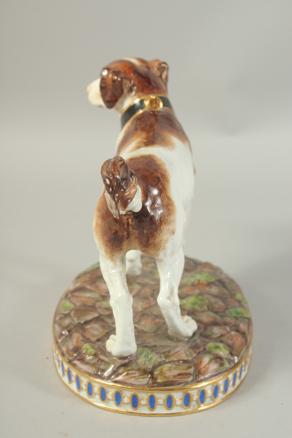 A MEISSEN MODEL OF A HUNTING DOG first modelled by Gottlob Luck. Circa. 1840. 20cm high. Cross sword - Image 5 of 7