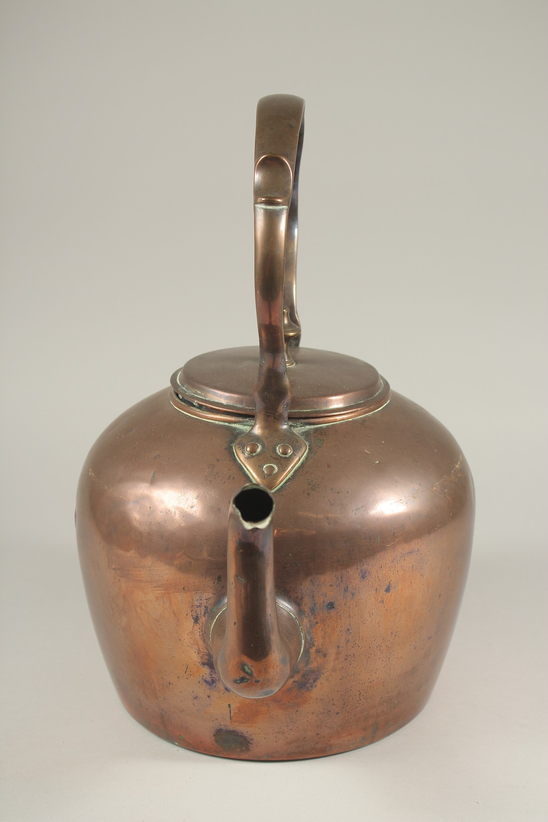 A LARGE COPPER KETTLE. - Image 2 of 4