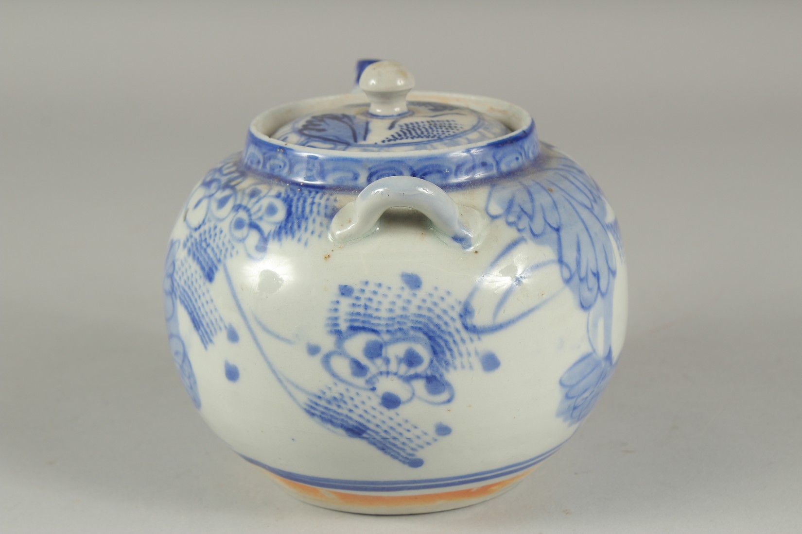 A BLUE AND WHITE PORCELAIN TEAPOT. - Image 4 of 8