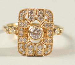 AN 18CT YELLOW GOLD DECO STYLE DIAMOND RING.