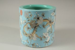 A CHINESE PORCELAIN BRUSH POT decorated with dragons. 18cms high.
