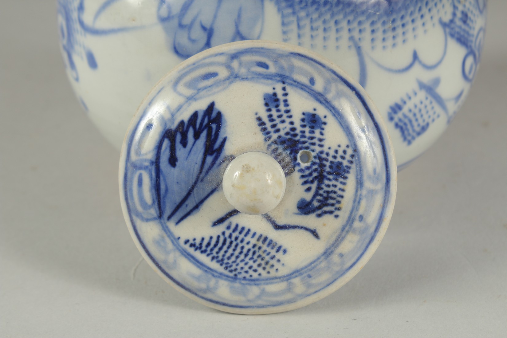 A BLUE AND WHITE PORCELAIN TEAPOT. - Image 5 of 8