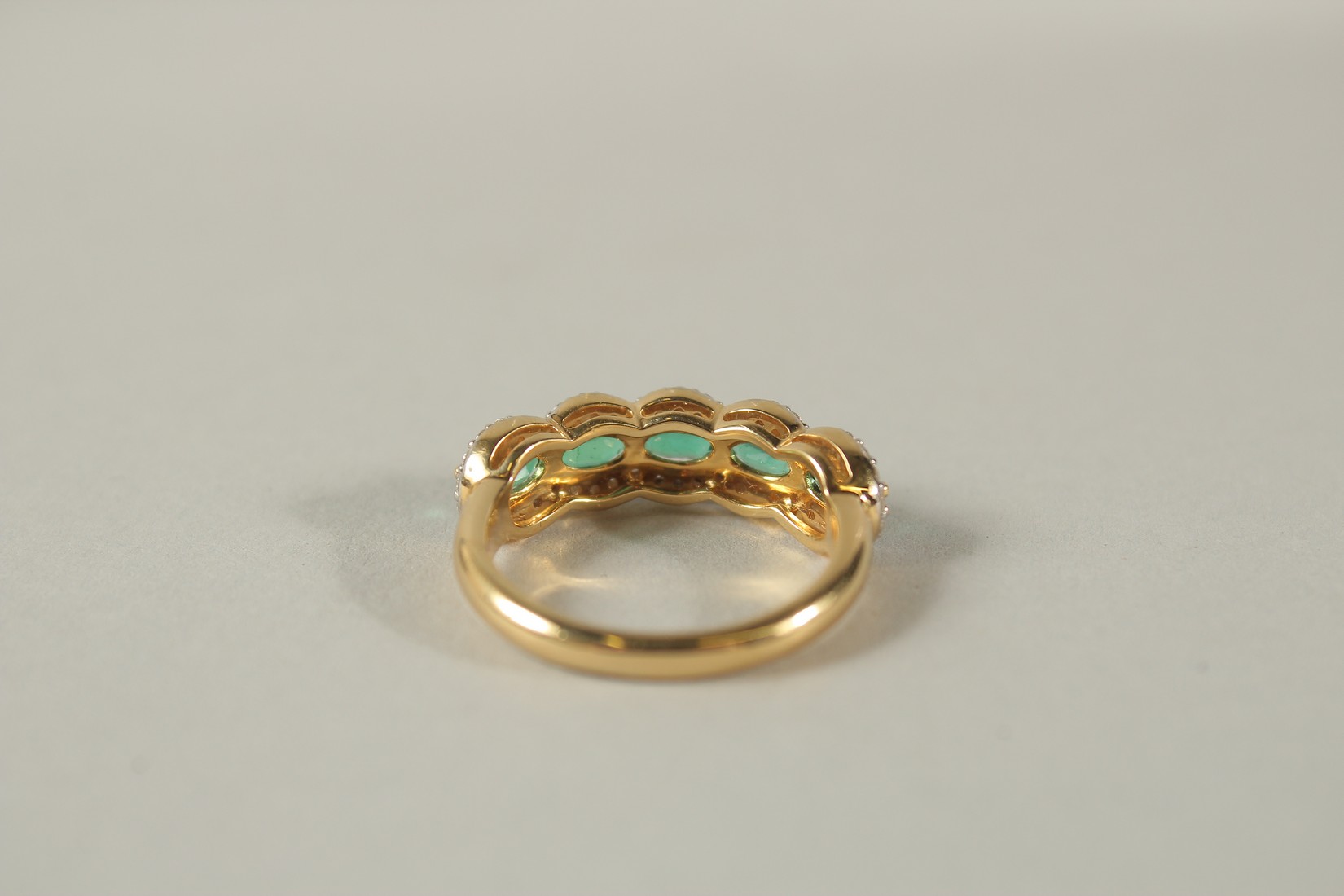 AN 18CT YELLOW GOLD FIVE STONE EMERALD AND DIAMOND HALF HOOP RING. - Image 4 of 7