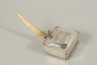 A SMALL ANTLER HANDLED PLATE DISH.