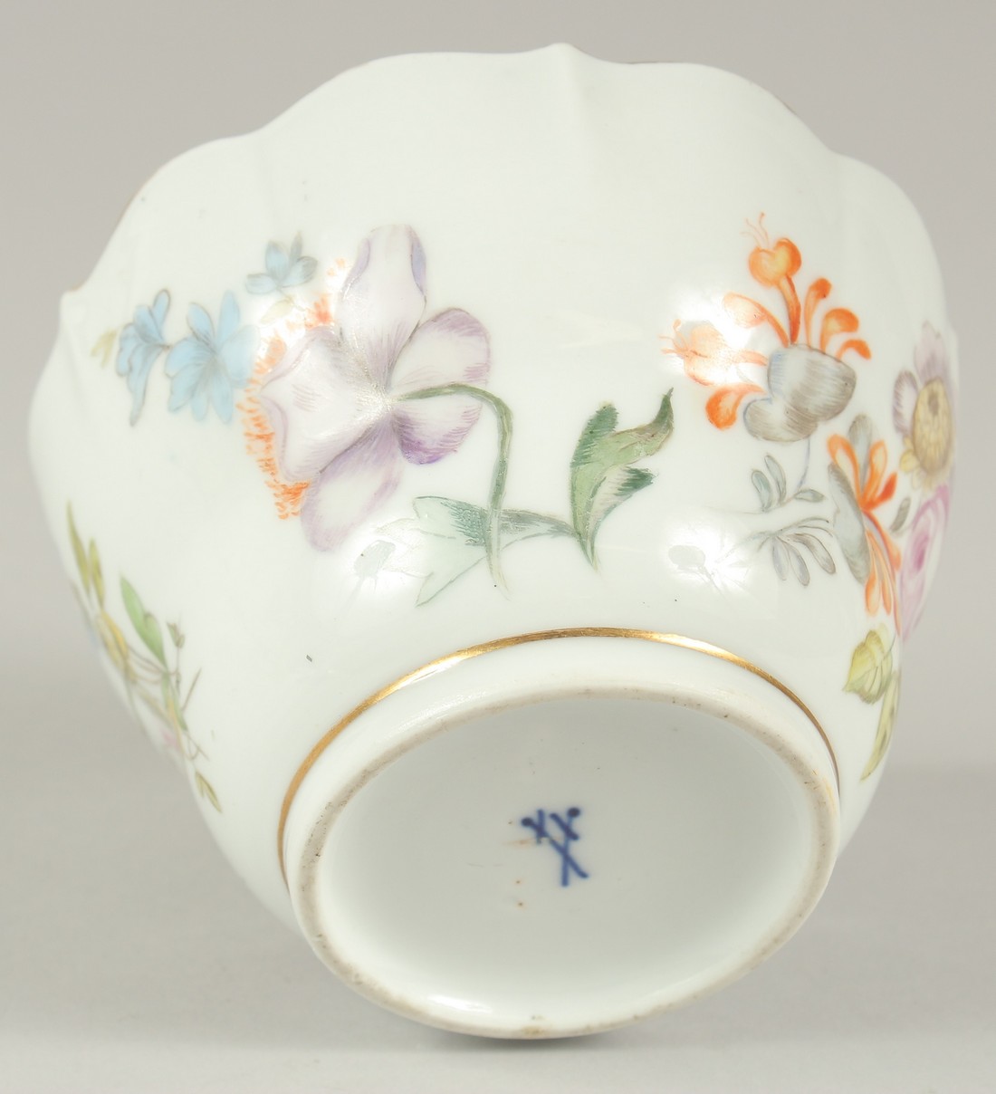 A MEISSEN PORCELAIN CIRCULAR BOWL, white ground and painted with flowers. 4.5ins diameter. Cross - Image 5 of 5