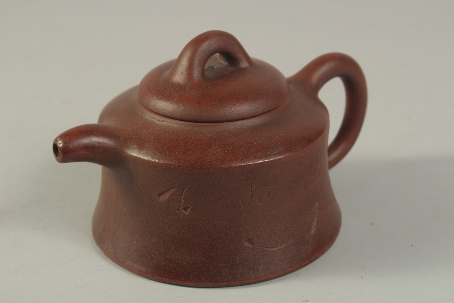 A CHINESE YIXING TEAPOT, with impressed mark to inner lid and base. - Image 2 of 4